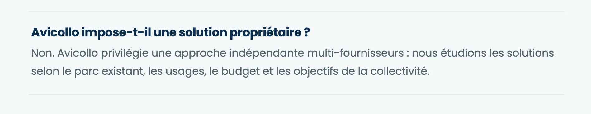 Extrait de la FAQ de la page Smart City du site Avicollo, où la dernière question demande si l'entreprise impose une solution propriétaire, avec une réponse négative qui met en avant l'indépendance multi-fournisseurs.