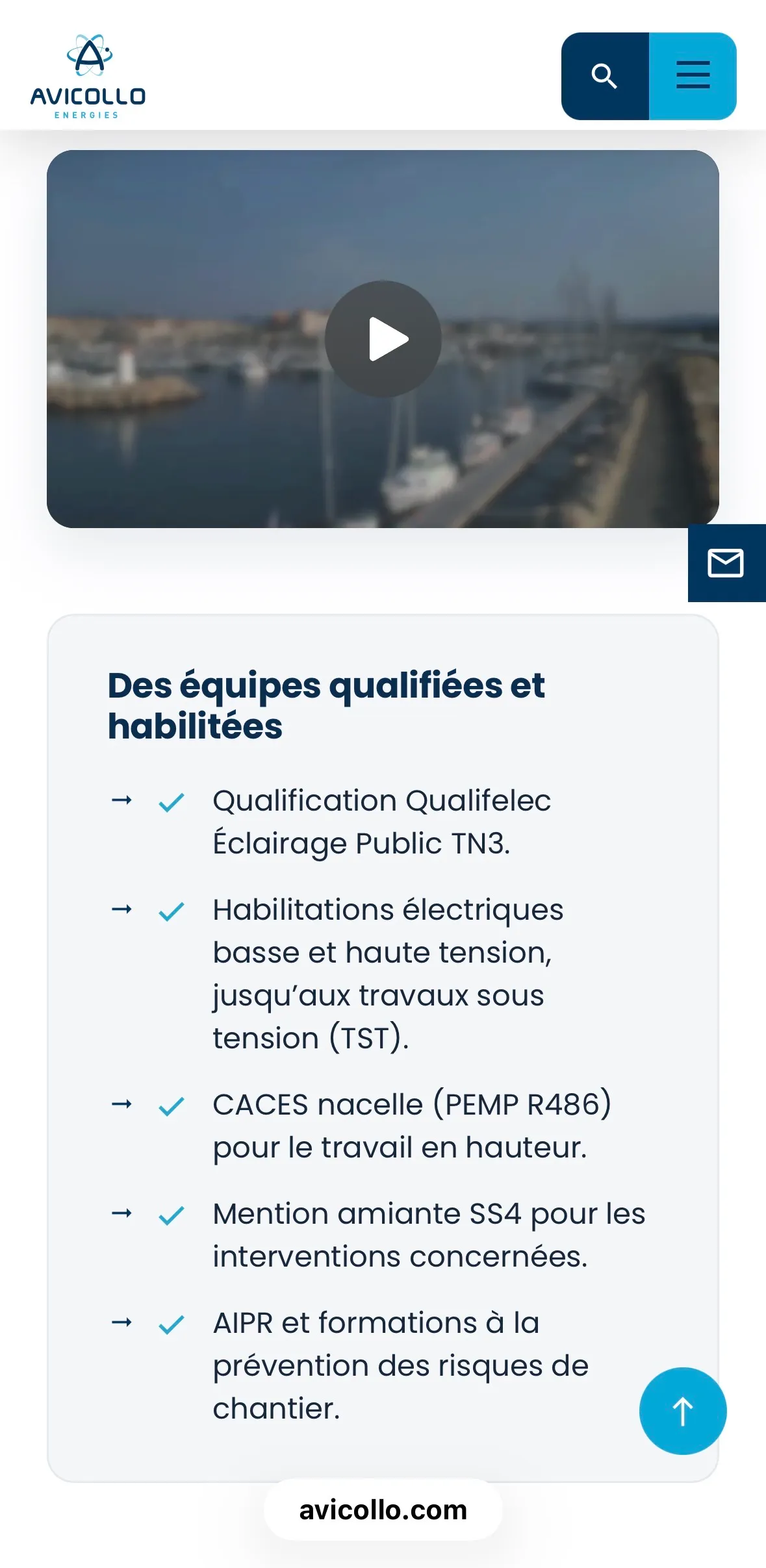Vue mobile de la page Moyens humains et matériels du site Avicollo, où le bloc des qualifications et habilitations tient dans un encadré lisible en une colonne.
