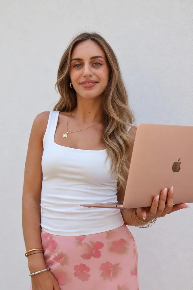 Emma Martin, consultante web et stratégie digitale, ordinateur à la main, en lumière naturelle.